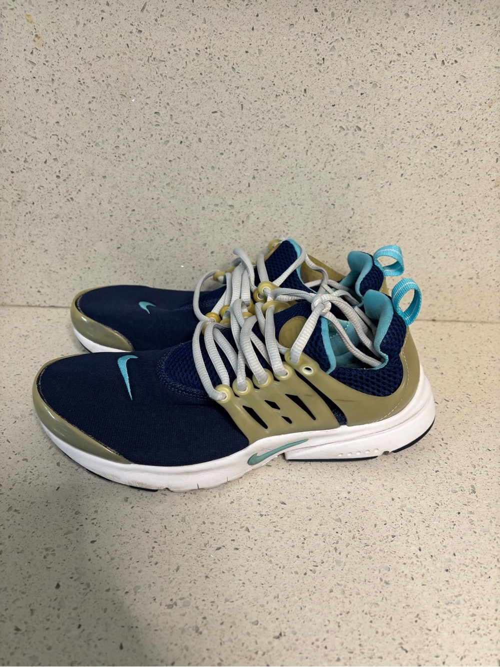 Kids size 6Y Nike brand shoes, #E1328